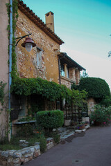 Haus aus Ockerfelsen in Roussillon, Frankreich
