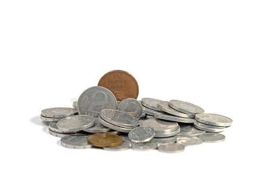 DDR-Geld, M&uuml;nzen vor wei&szlig;em Hintergrund,
