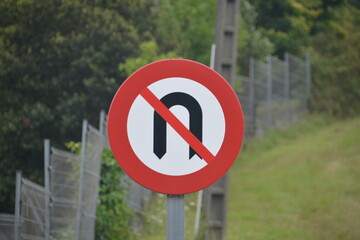 Señal de prohibición de cambio de sentido