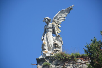Escultura de un ángel esculpida en mármol en Comillas, Cantabria