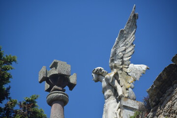 Escultura de un ángel esculpida en mármol en Comillas, Cantabria