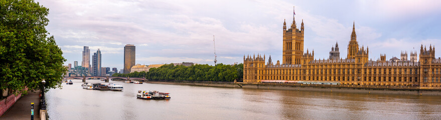 Fototapeta premium Panoramoic View of the Thames River with the British Parliament on the Shores