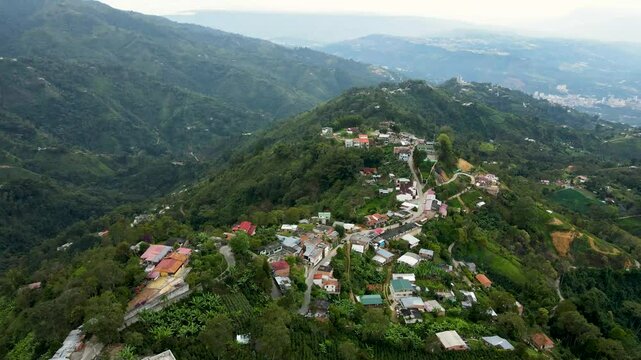 pueblo entre las monta&ntilde;as de colombia