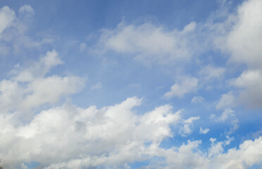 Obraz premium cloudy day natural white and blue background