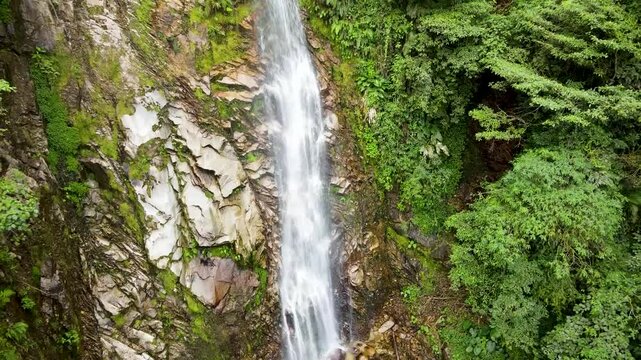 zoom out de cascada entre las monta&ntilde;as, vuelo de dron de cascada