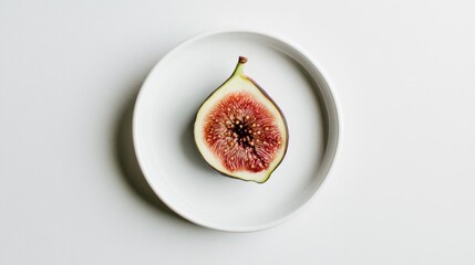 現代的なデザインのための、きれいな白い背景に新鮮なイチジクのミニマリストな航空写真