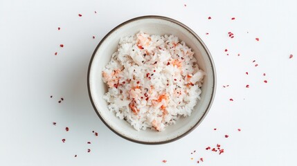 料理の楽しみ: 白い背景に味付けした付け合わせを添えた丼の航空写真