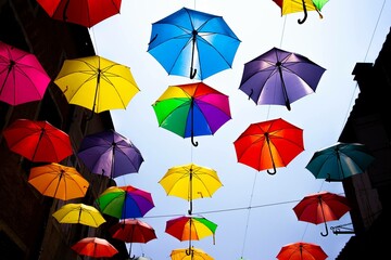 Parapluies dans les rues d'un village français