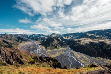 Crédence de cuisine en verre imprimé The dramatic landscape of Thorsmork in the icelandic highlands with rough terrain, river streams and snow capped mountains in the background