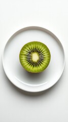 ミニマリストデザインのためのきれいな背景の白い皿に新鮮なキウイ