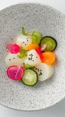 きれいな斑点模様の皿に盛られた新鮮で明るい春野菜のサラダ - 料理の芸術とデザインに最適です