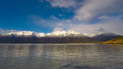 Imagen tomada en el Kalafate,, Argentina en la que se aprecia lago, montañas y nevados.