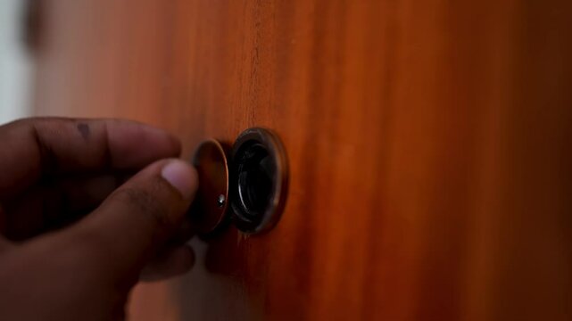 Closing the door hole by hand