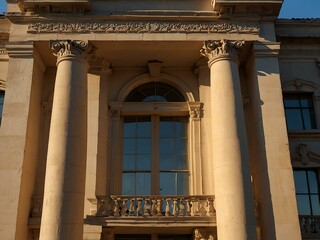 Obraz premium Classic building with columns bathed in warm morning light.