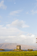 Fototapeta premium Mond über Castle Stalker 