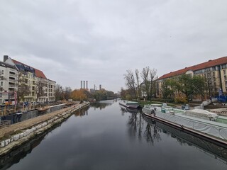 Sicht auf den Fluss unter der Schlossbrücke in Berlin Charlottenburg