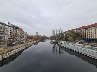 Sicht auf den Fluss unter der Schlossbrücke in Berlin Charlottenburg