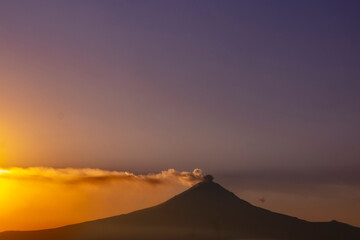 volcan Popocatepetl en atardecer desde Cholula Puebla Mexico