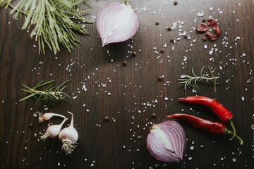 Coarse pepper with salt, garlic, red onion, red pepper and rosemary for the chef to prepare the dish
