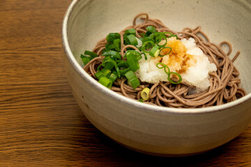 ネギと大根おろしがのせられた冷たい蕎麦