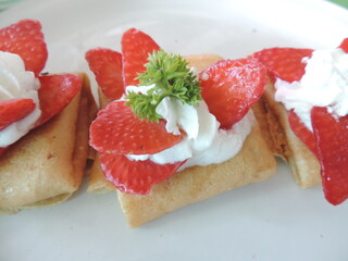Crepas dulces con fresas y crema batida