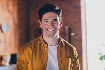 Obraz premium Young man enjoying a relaxing day at home in a stylish loft apartment
