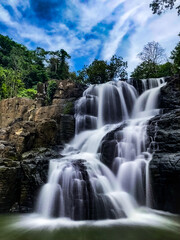 Fototapeta premium beautiful view of a waterfall in the middle of the forest