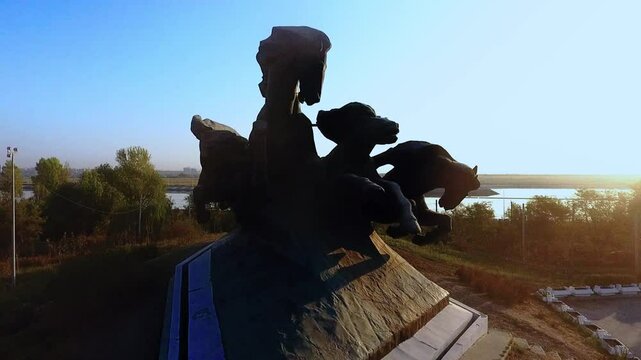Summer evening. Dollyshot, closeshot. The Kony Statue.