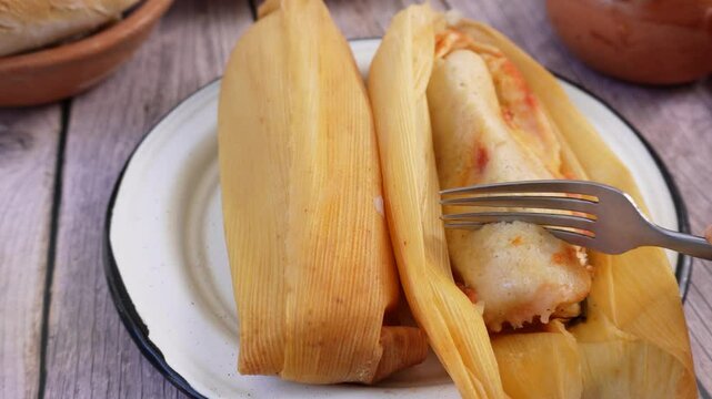 Comer tamal de rajas rojas, comida pra desayuno mexicano