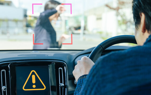 自動車、歩行者、検知、センサー、システム、自動ブレーキ、ドライバー、安全、事故、交通、ADAS、DEA、クルマ、運転、運転席、ドライブ、ハンドル、プリクラッシュセーフティ、警報、アラート、警告、フロントガラス、HUD、衝突、回避、サポート、アシスタント、AI、支援、ブレーキ、レーダー、モビリティ、オートモーティブ、テクノロジー、PCS、画面、CMBS、男性、横断、道路、機能、サポカー、カメラ、ディ