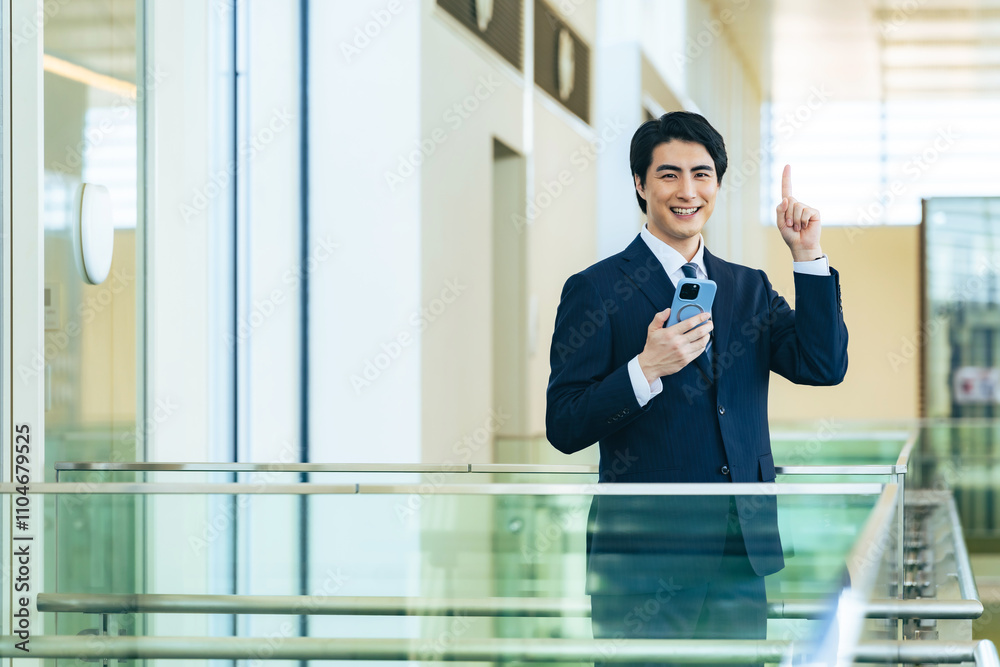 Aufkleber スマホ、スマートフォン、男性、ビジネスマン、ビジネス、アプリ、紹介、ガイド、おすすめ、指さす、広告、宣伝、案内、SNS、ビジネスパーソン、メール、クラウド、モバイル、IoT、IT、DX、デジタル、データ、経営、金融、マネー、アドバイザー、説明、コピースペース、若い、日本人、仕事、システム、マッチング、人材、求人、採用、ナンバーワン、営業、webサイト、インターネット、コンサルティング、オンライン、