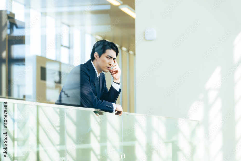 Fototapete ビジネス、男性、悩む、ビジネスマン、会社員、悩み、トラブル、考える、疑問、不満、転職、日本人、不安、心配、ネガティブ、困る、失敗、後悔、問題、課題、ストレス、憂鬱、疲労、残念、将来、ビジネスパーソン、仕事、職場、オフィス、懸念、企業、サラリーマン、年金、給料、コピースペース、広告、人材、採用、キャリア、計画、ライフプラン、想像、ミス、プレッシャー、営業、総合職、正社員、表情、目標、人物