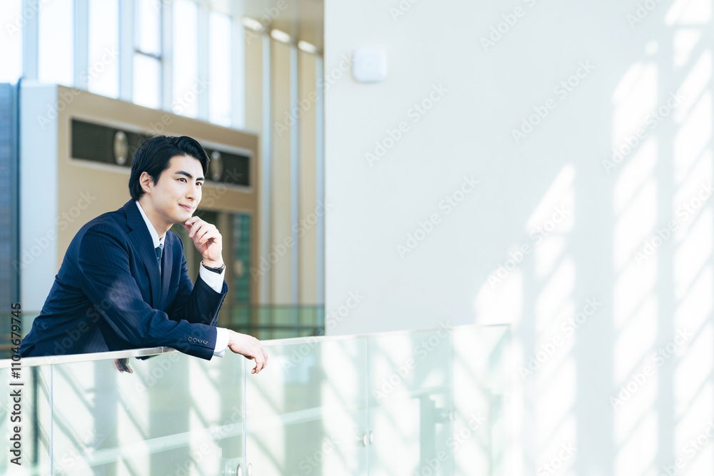 Poster ビジネス、男性、会社員、ビジネスマン、人物、ビジネスパーソン、日本人、笑顔、期待、希望、考える、転職、目標、検討、想像、発想、プロジェクト、計画、将来、夢、ポジティブ、挑戦、チャレンジ、キャリア、人材、広告、コピースペース、スーツ、サラリーマン、ビル、オフィス、仕事、職場、予測、自己啓発、未来、進路、マネジメント、ゼネコン、デベロッパー、経営、起業、企業、採用、求人、楽しみ、若い、自信、サクセス、