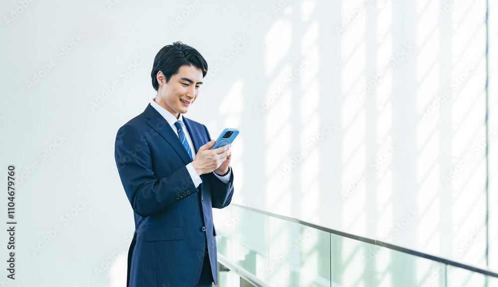 Poster スマホ、スマートフォン、アプリ、メール、SNS、動画、笑顔、ビジネスパーソン、ビジネスマン、男性、オフィス、ロビー、検索、予約、クーポン、ポイント、キャンペーン、セール、ブラックフライデー、ネットショッピング、ECサイト、オークション、フリマ、ポジティブ、仕事、クラウド、IoT、IT、DX、デジタル、データ、投稿、メッセージ、営業、スーツ、転職、紹介、マッチング、サイト、オンライン、webサイト、