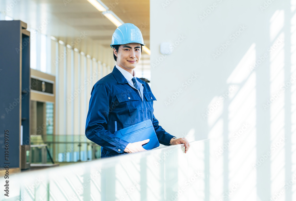 Poster エンジニア、工場、タブレット、技術者、男性、作業員、建設、工事、点検、検査、メンテナンス、ビルメン、挑戦、チャレンジ、展望、進路、コピースペース、広告、仕事、働く、安全、ヘルメット、産業、製造業、物流、警備、監視、内装、建築士、設計士、DX、将来、成長、笑顔、横顔、業者、インフラ、ゼネコン、現場、監督、日本人、転職、資格、目標、職人、人材、スポットワーク、求人、アルバイト、人物