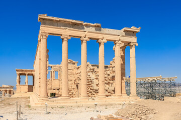Obraz premium The building is a temple with columns and a large open courtyard, Acropolis in Athens