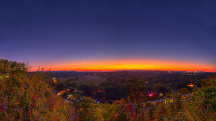 Obraz premium Point Lookout, Missouri, Looking West to Branson at Sunset