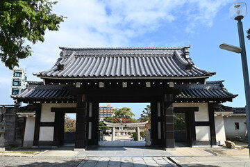 吹揚神社の瓦屋根の大きな門