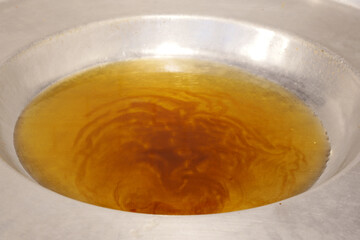  pours vegetable oil into a large frying pan 