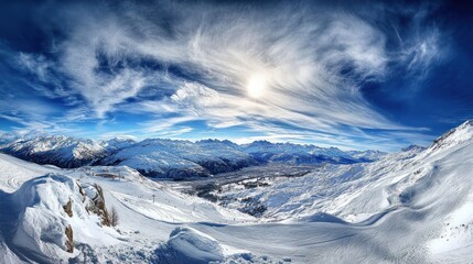 Obraz premium Stunning panoramic view of snow-covered mountains under a bright sky.
