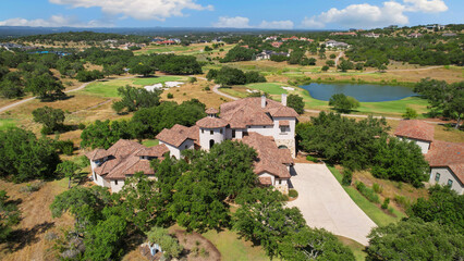 Obraz premium Elegant hillside estate surrounded by lush greenery and scenic landscapes