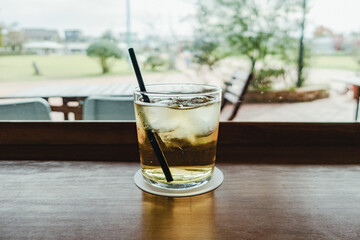 カフェでアップルティー｜日の丸構図