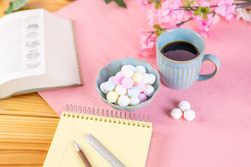 勉強用に準備された山盛りのラムネと眠気覚まし用のコーヒー