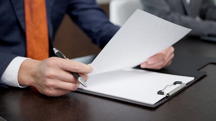 就職活動で面接をするビジネスパーソン