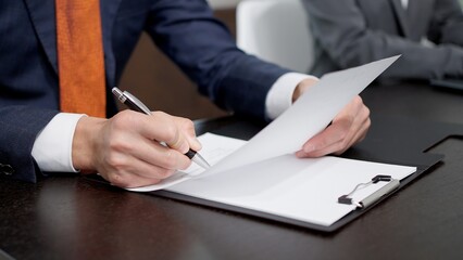 就職活動で面接をするビジネスパーソン