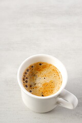 エスプレッソと牛乳を混ぜたカフェ・ラッテを飲みながらリラックスしているイメージ
