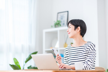 テレワークで働く若い女性。