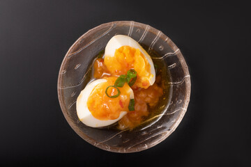 煮卵　チリソースかけ