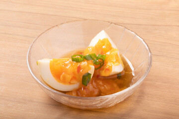 煮卵　チリソースかけ