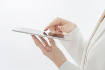 タブレットの画面をタッチ操作するビジネスウーマン